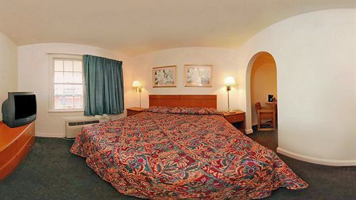 Rodeway Inn Вудбридж Экстерьер фото