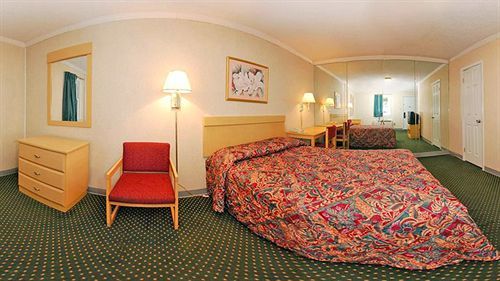 Rodeway Inn Вудбридж Экстерьер фото