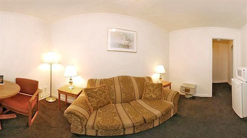 Rodeway Inn Вудбридж Экстерьер фото