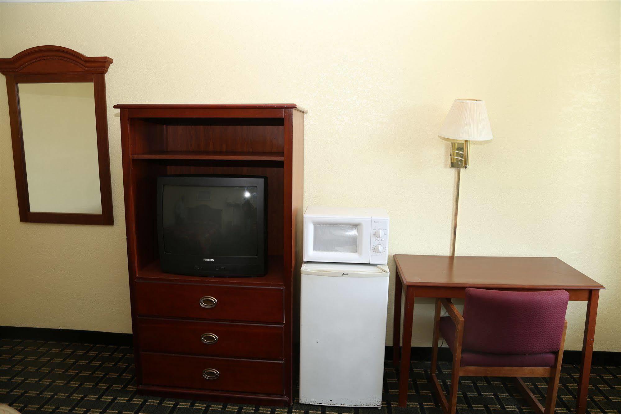 Rodeway Inn Вудбридж Экстерьер фото